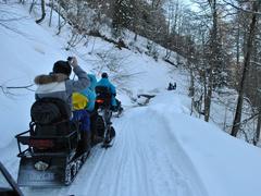 В горах Сочи можно покататься на снегоходах